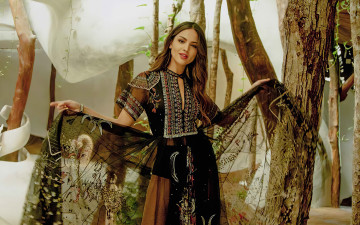 Картинка девушки eiza+gonzalez шатенка платье деревья