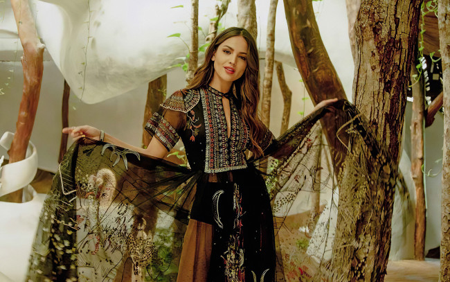 Обои картинки фото девушки, eiza gonzalez, шатенка, платье, деревья