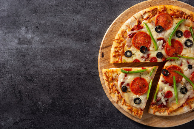 Обои картинки фото еда, пицца, колбаса, сыр, маслины