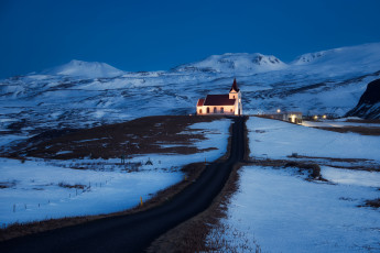 обоя grundarfjordur, iceland, города, буддистские, другие, храмы, лютеранская, церковь, горы, дорога, природа, исландия