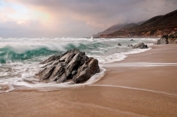Картинка природа побережье скалы тучи небо шторм волны море камни
