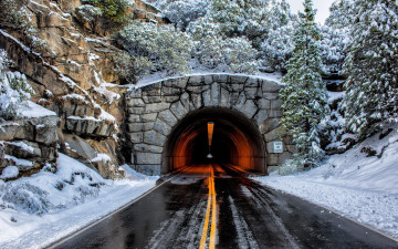 Картинка природа дороги туннель снег желтые линии тротуар