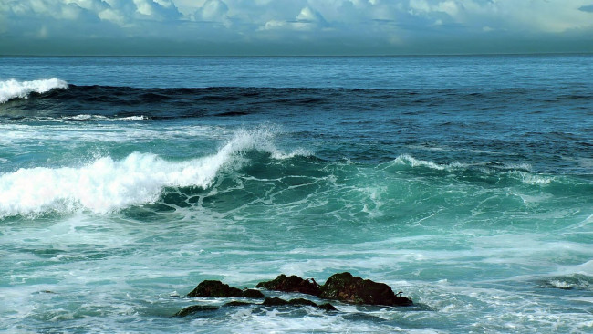 Обои картинки фото природа, моря, океаны, тучи, море, камни, волны, пена, прибой