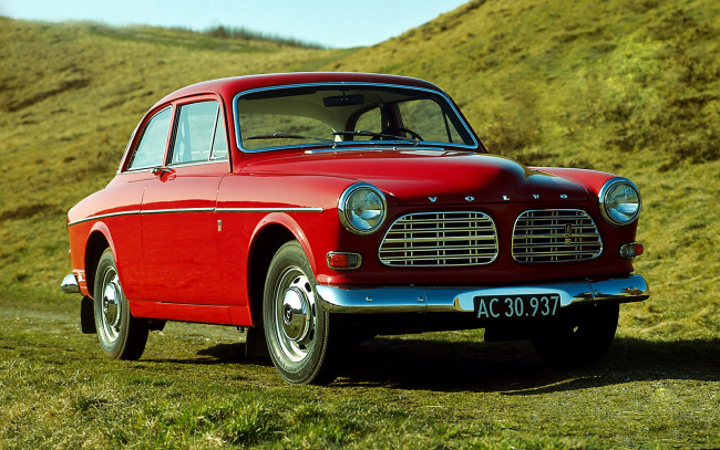 Обои картинки фото volvo 122-s , 1962, автомобили, volvo, 122-s, coupe, car, красный, природа, травка, ретро