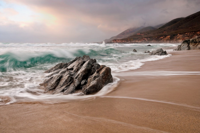 Обои картинки фото природа, побережье, скалы, тучи, небо, шторм, волны, море, камни