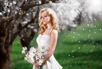 Картинка девушки -unsort+ блондинки причёска лепестки букет цветение девушка весна платье