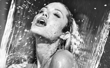 Картинка девушки angelina+jolie лицо вода черно-белая анжелина джоли актриса