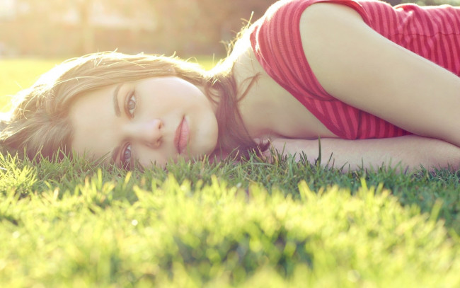 Обои картинки фото девушки, -unsort , блондинки, трава, лужайка, взгляд, футболка