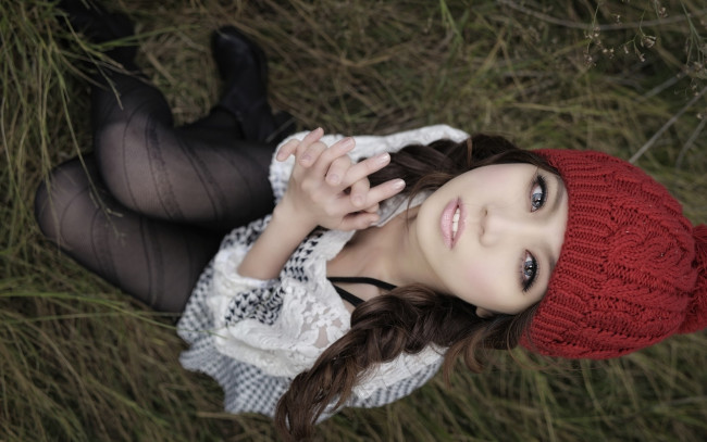 Обои картинки фото девушки, -unsort , брюнетки,  шатенки, шапка, блузка, трава, колготки