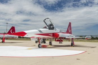 Картинка f-5+истребитель авиация боевые+самолёты турецкие военно-воздушные силы красный истребитель f5 пилотажная эскадрилья