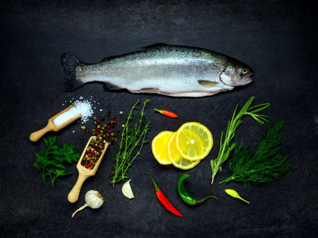 Обои картинки фото еда, рыба,  морепродукты,  суши,  роллы, укроп, перец, лимон, чеснок, соль, розмарин, форель
