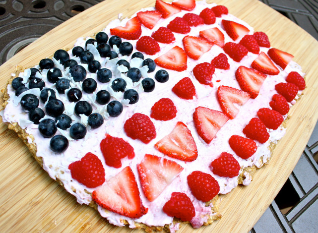 Обои картинки фото еда, пироги, ягодный, пирог, малина, клубника, черника