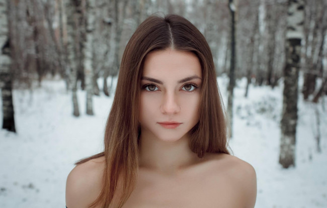 Обои картинки фото девушки, -unsort , лица,  портреты, плечи, лицо, зима, снег, лес