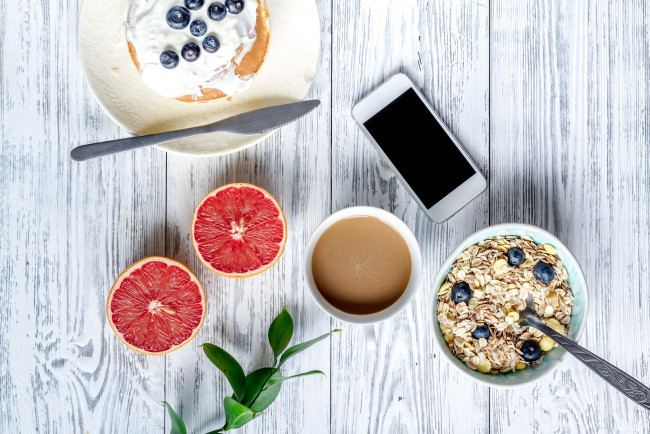 Обои картинки фото еда, разное, телефон, грейпфрут, завтрак, мюсли, черника, блинчик, кофе