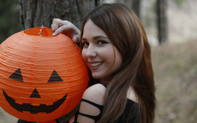 Обои картинки фото девушки, - лица,  портреты, шатенка, лицо, улыбка, лес, дерево, шар, хэллоуин