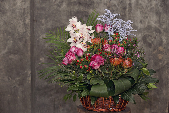 Обои картинки фото цветы, букеты,  композиции, корзина, букет, орхидеи, розы
