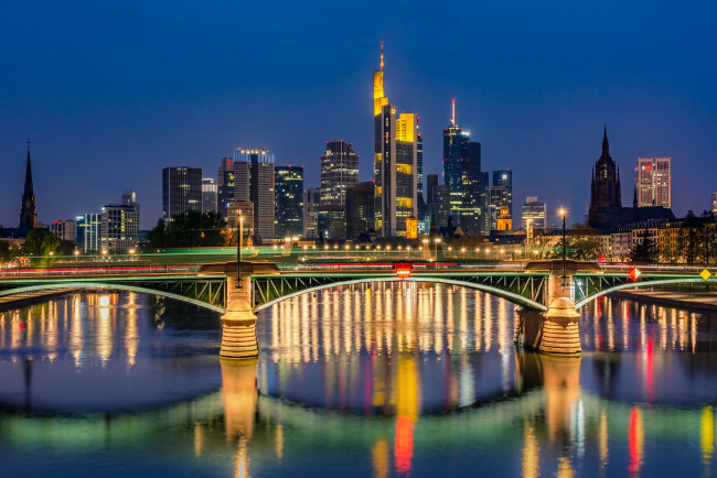 Обои картинки фото города, франкфурт-на-майне , германия, мост, река, здания, дома, ночной, город, небоскрёбы, germany, франкфурт-на-майне, frankfurt, am, main, майн, river