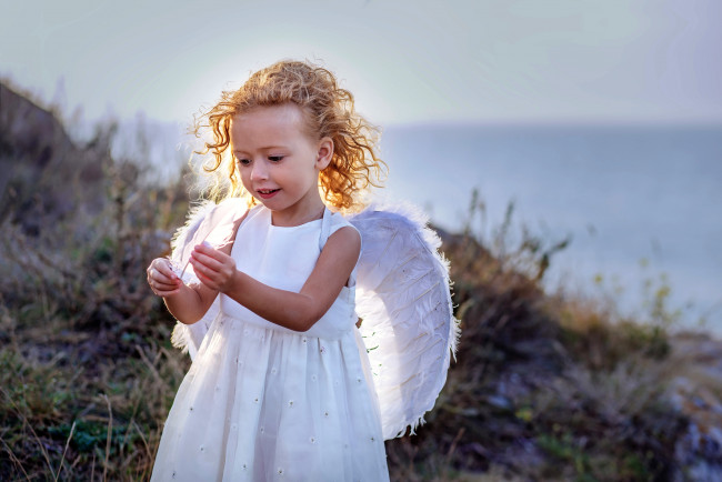 Обои картинки фото разное, дети, девочка, ангел, перо, крылья