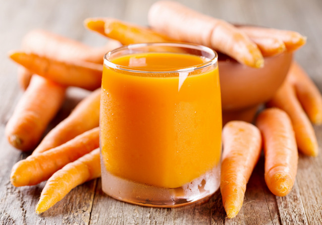 Обои картинки фото еда, напитки,  сок, стакан, морковь, сок, морковный
