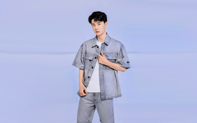 Обои картинки фото мужчины, wang yi bo, актер, рубашка, джинсы