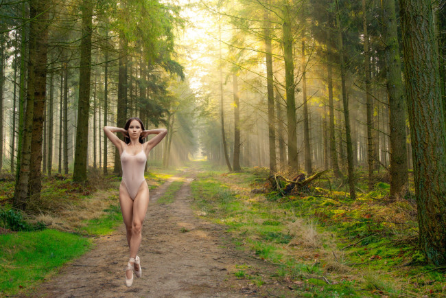 Обои картинки фото девушки, - брюнетки,  шатенки, лес, балерина, пуанты