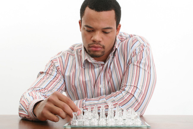 Обои картинки фото мужчины, -unsort, шахматы, пальцы, рубашка