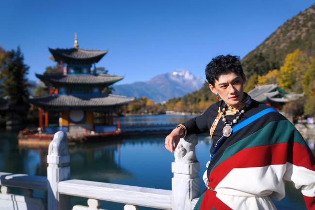Обои картинки фото мужчины, wang zhuocheng, актер, наряд, этника, панорама, мост, горы