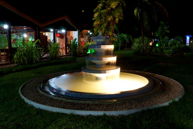 Обои картинки фото seychelles, города, фонтаны, ночь, остров, праслин, berjaya, hotel, фонтан, фонари