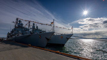 обоя fgs, bremen, f207, and, emden, f210, корабли, крейсеры, линкоры, эсминцы, фрегаты, причал, german, navy