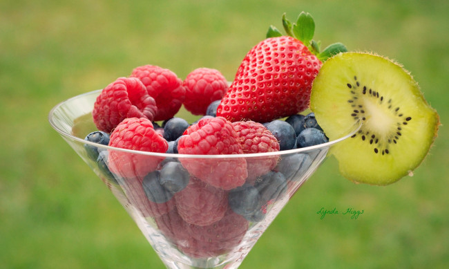 Обои картинки фото еда, фрукты, ягоды, бокал, малина, голубика, клубника, киви