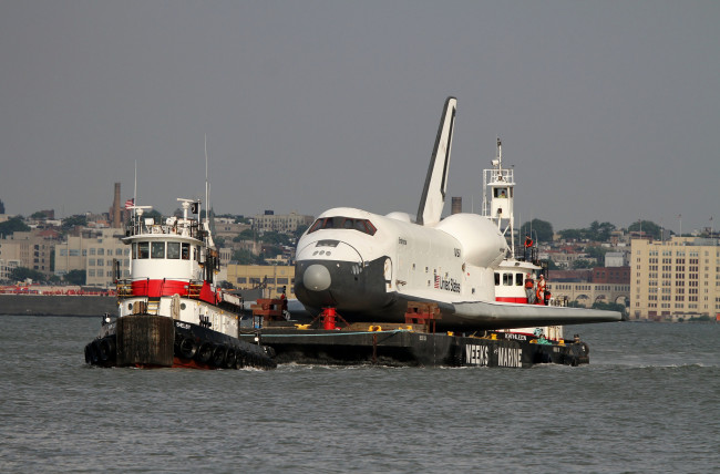 Обои картинки фото корабли, баркасы, буксиры, space, shuttle, enterprise, буксир, буксировка