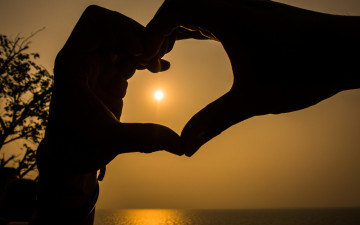 Картинка разное руки hands любовь закат сердце romantic love sunset heart