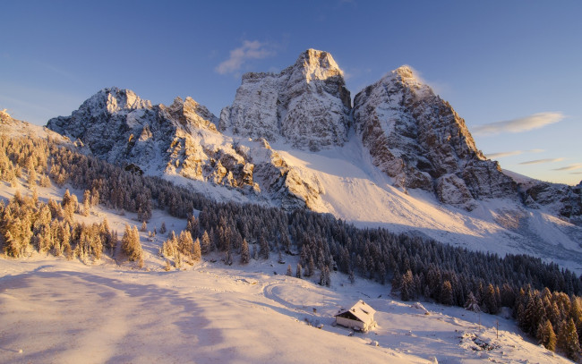 Обои картинки фото природа, горы, деревья, зима, скалы, снег, дом