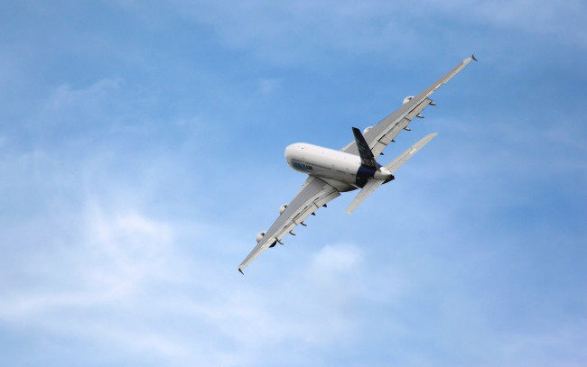 Обои картинки фото авиация, пассажирские самолёты, самолет, airbus, a380, небо, полет