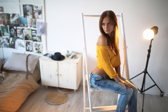 Картинка девушки -unsort+ брюнетки темноволосые джинсы комната живот сидя aniuta minailova портрет загорелые женщины