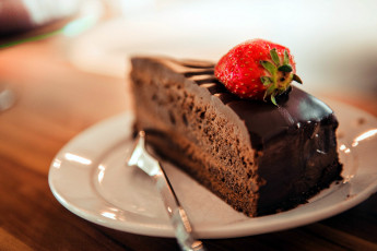 Картинка еда пирожные +кексы +печенье пирожное шоколадное клубника
