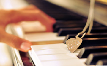 обоя музыка, -музыкальные инструменты, клавиши, медальон, рука