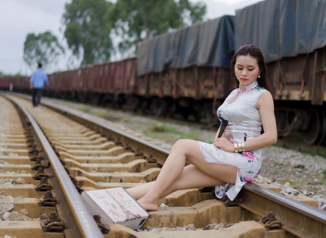 Обои картинки фото девушки, -unsort , азиатки, азиатка, вагоны, железная, дорога, модель