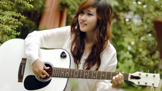 Обои картинки фото музыка, -другое, девушка, азиатка, гитара, взгляд