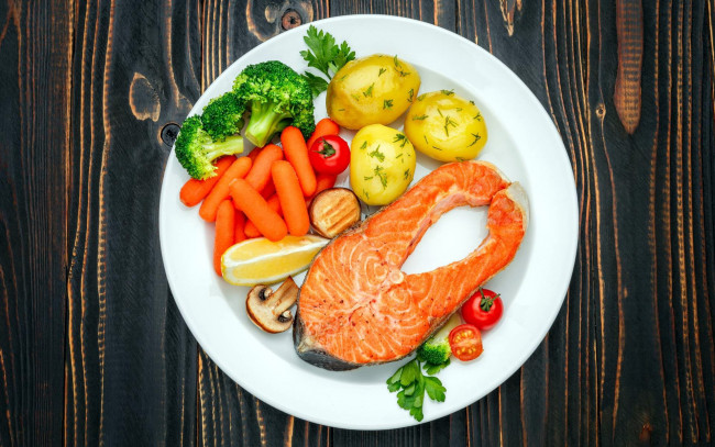 Обои картинки фото еда, рыбные блюда,  с морепродуктами, брокколи, морковь, картофель, лимон, форель, помидоры, томаты