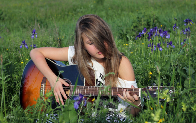 Обои картинки фото музыка, -другое, девушка, цветы, гитара