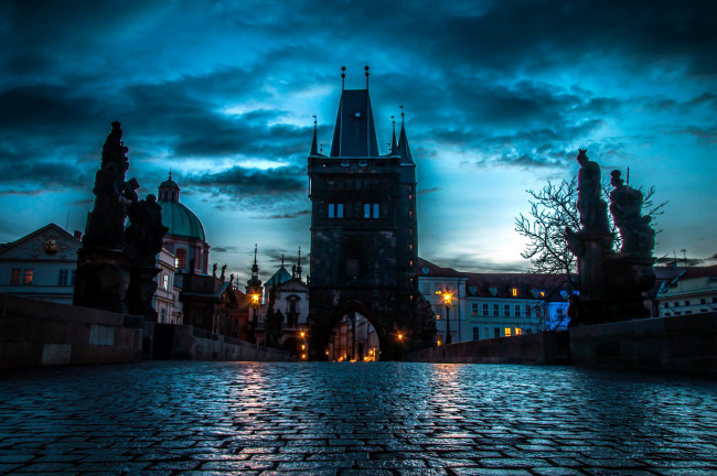 Обои картинки фото города, прага , Чехия, статуи, огни, ночь, мост