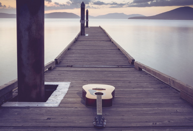 Обои картинки фото музыка, -музыкальные инструменты, причал, водоем, гитара