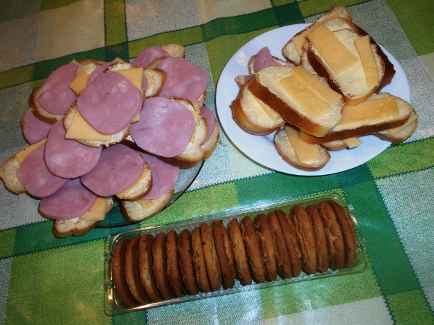 Обои картинки фото еда, бутерброды,  гамбургеры,  канапе, хлеб, сыр, печенье, колбаса