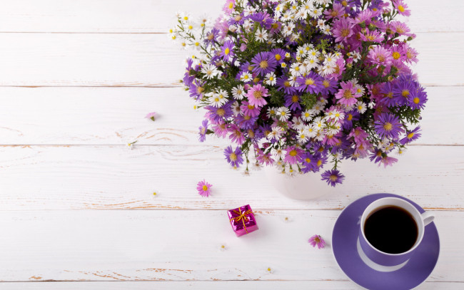 Обои картинки фото еда, кофе,  кофейные зёрна, букет, цветы