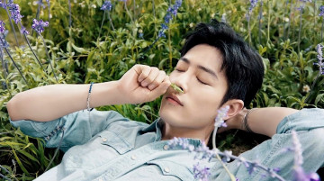 Картинка мужчины xiao+zhan актер рубашка трава цветы лаванда