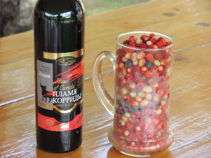Картинка еда клубника земляника бутылка вина стакан с ягодами