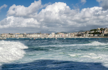 Картинка san sebastian spain города панорамы бухта ла-конча donostia la concha сан-себастьян испания яхты катера облака волны