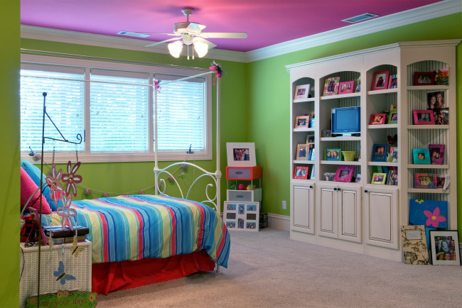 Обои картинки фото интерьер, детская, комната, яркий, стеллаж, кровать
