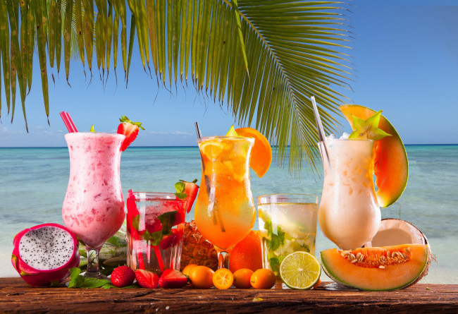 Обои картинки фото еда, напитки,  коктейль, коктейль, пальма, море, цитрусы, ягоды, океан, мята, трубочка